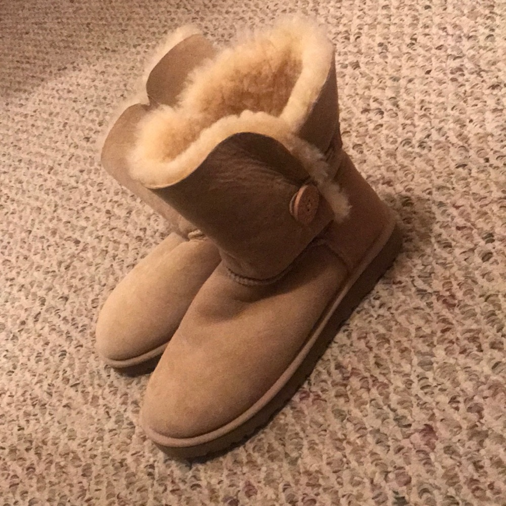Bailey Button UGG Boots size 8